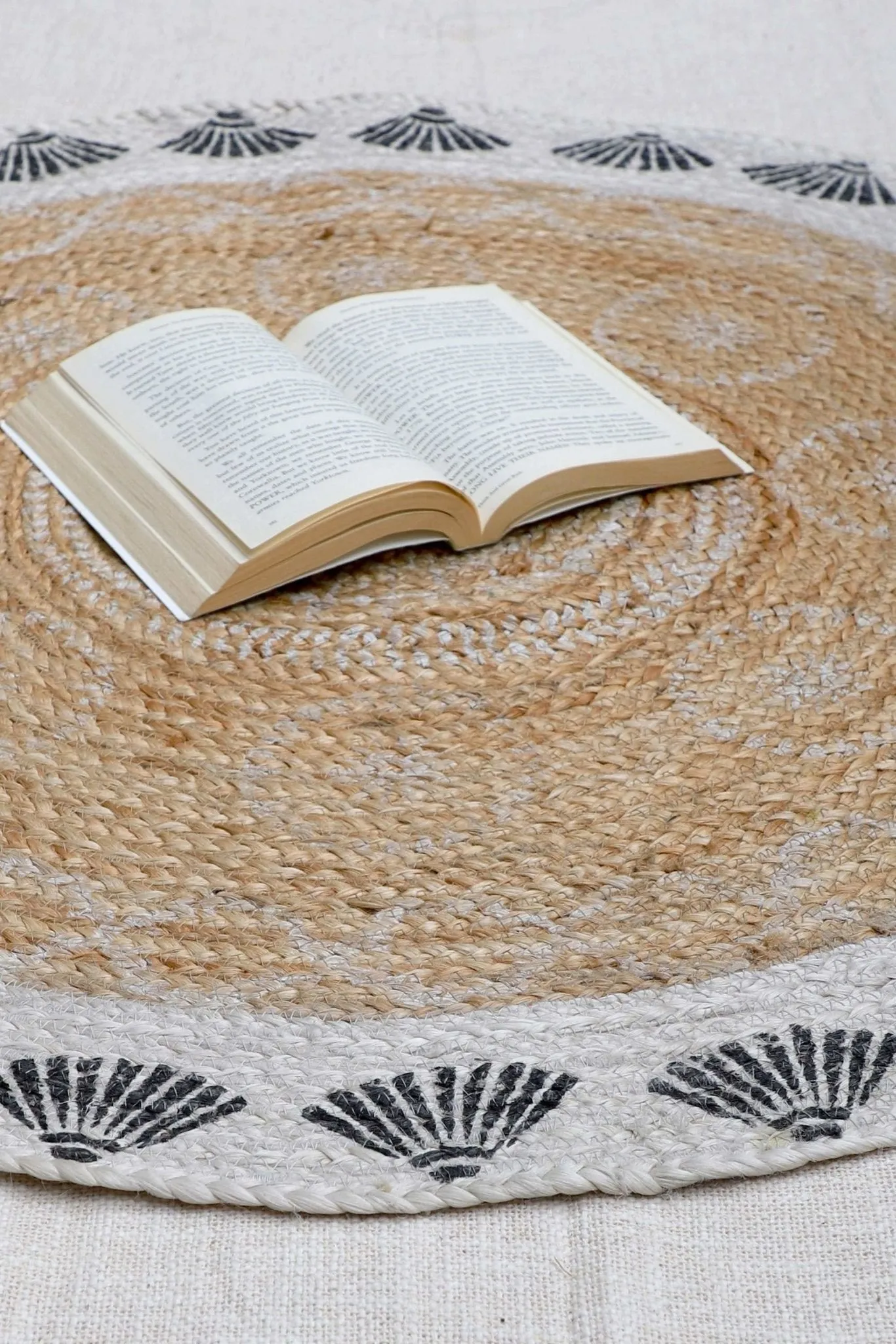 BROAD - ROUND JUTE  RUG
