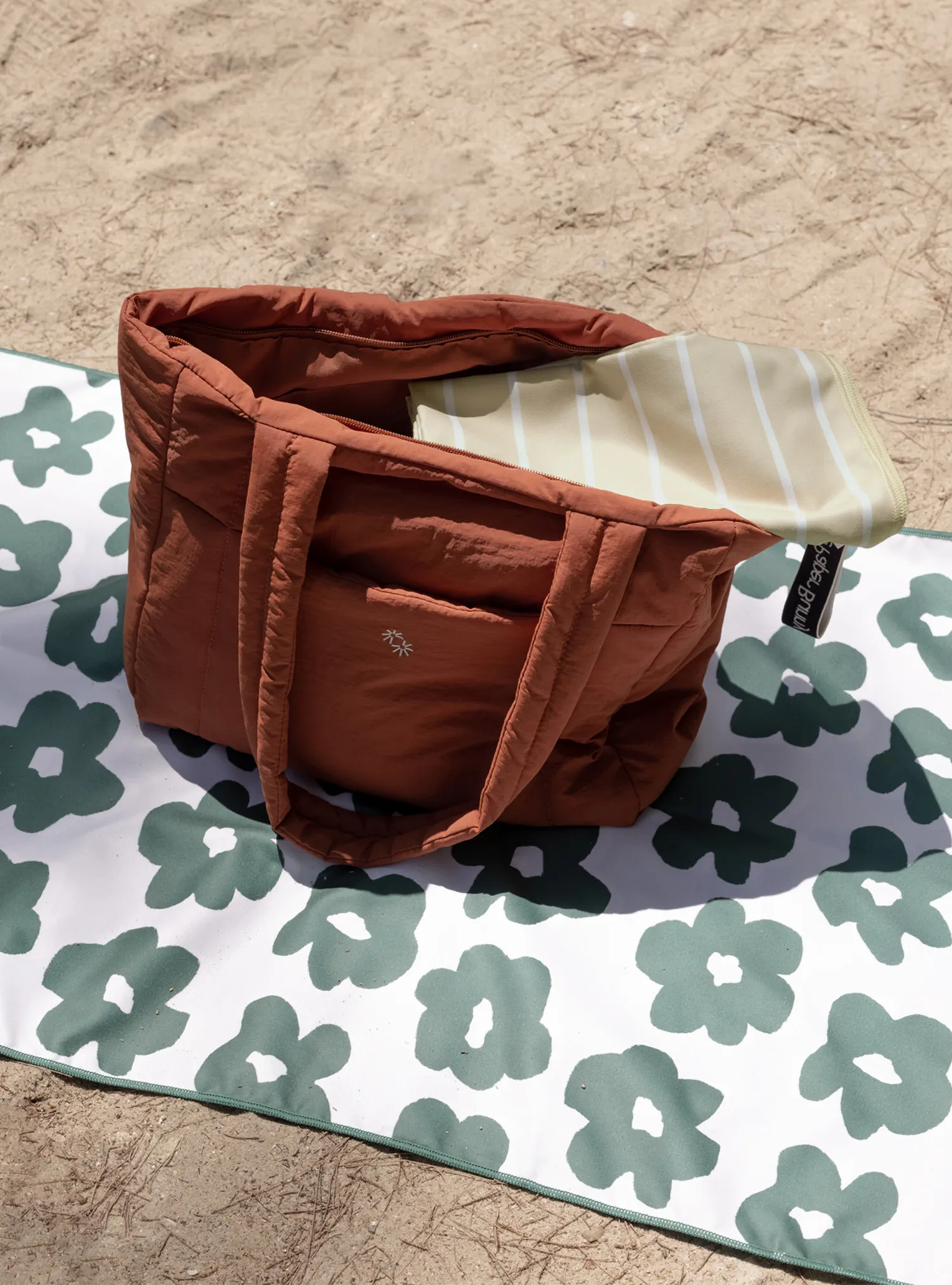 Mini Travel Towel (Daisies Moss)